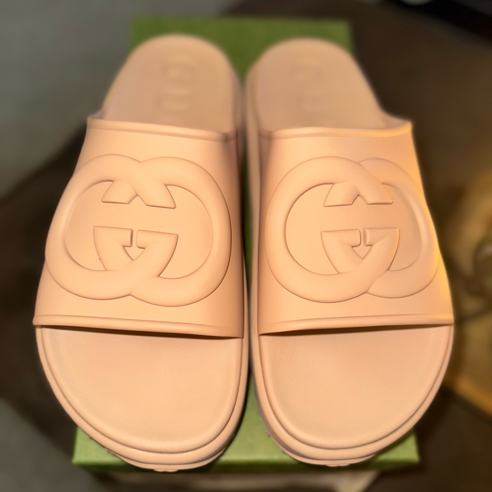 Gucci Interlocking G slide 
Style 692380 JF00 2526
